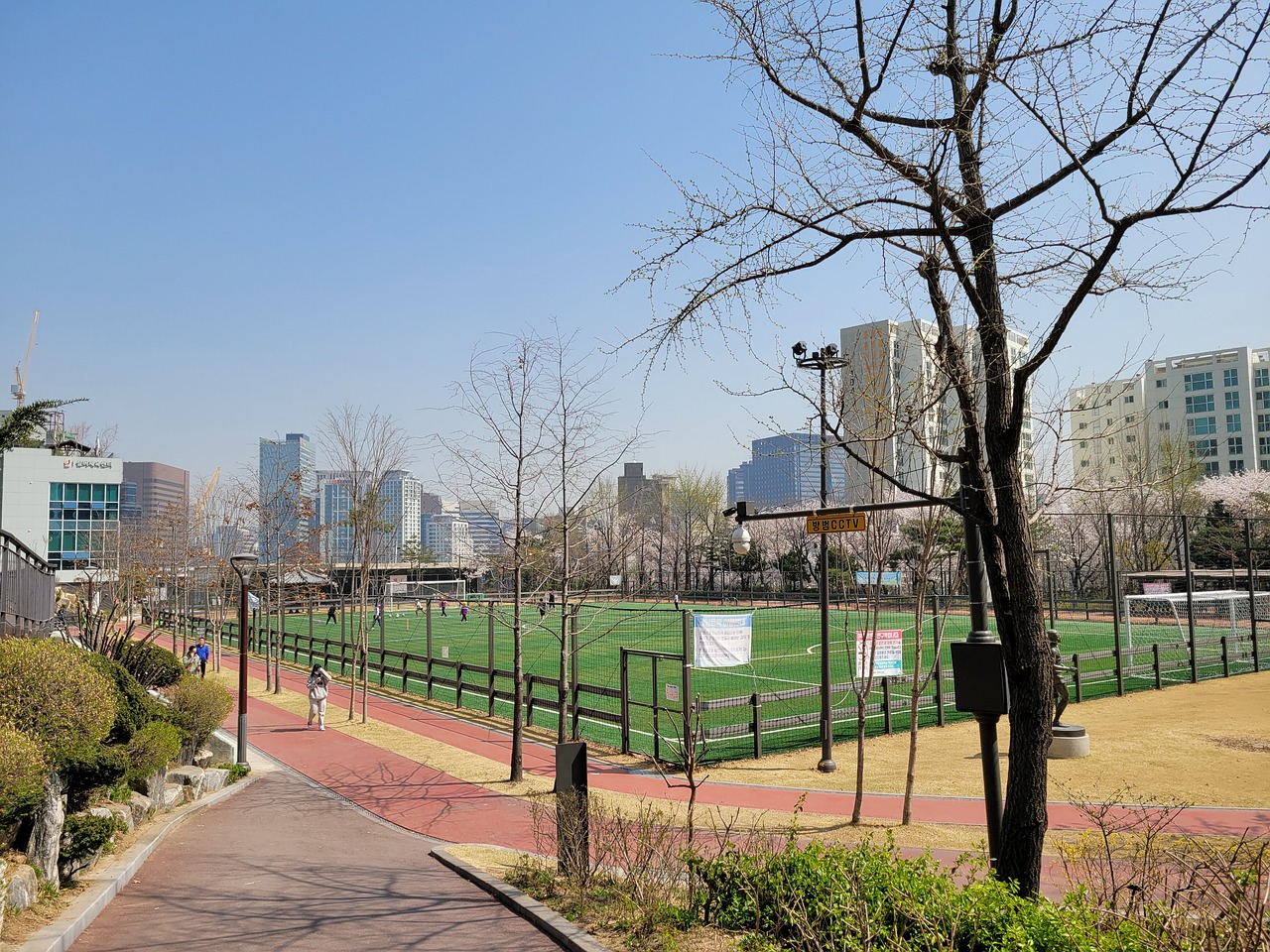 歐聯杯1／16決賽首回合貝爾格萊德紅星2-2AC米蘭 特奧點射帕夫科夫頭球絕平.